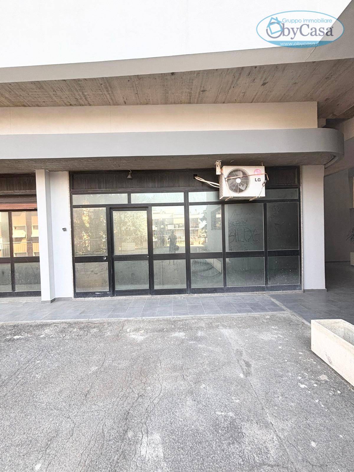 Locale commerciale in vendita a Roma, Portuense