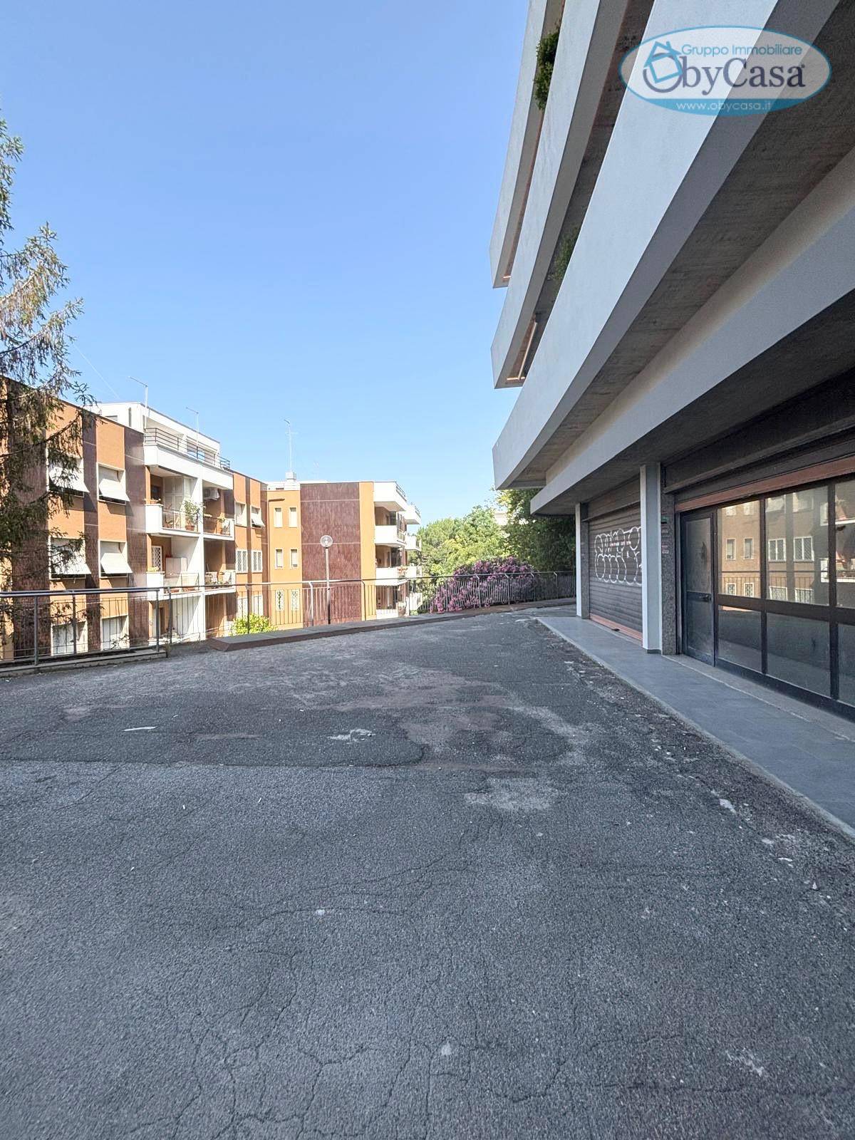 Locale commerciale in vendita a Roma, Portuense