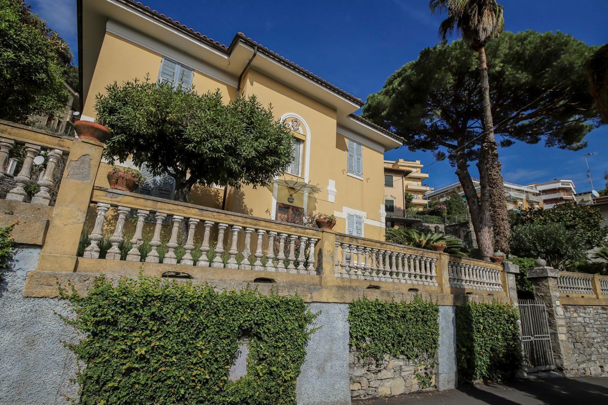 Villa Bifamiliare con giardino a Rapallo