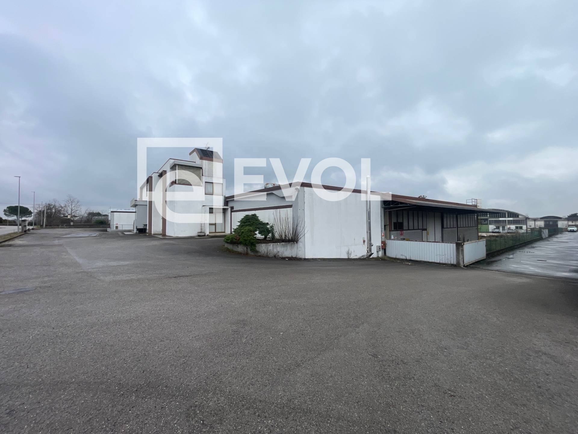 Capannone in vendita a Manzano