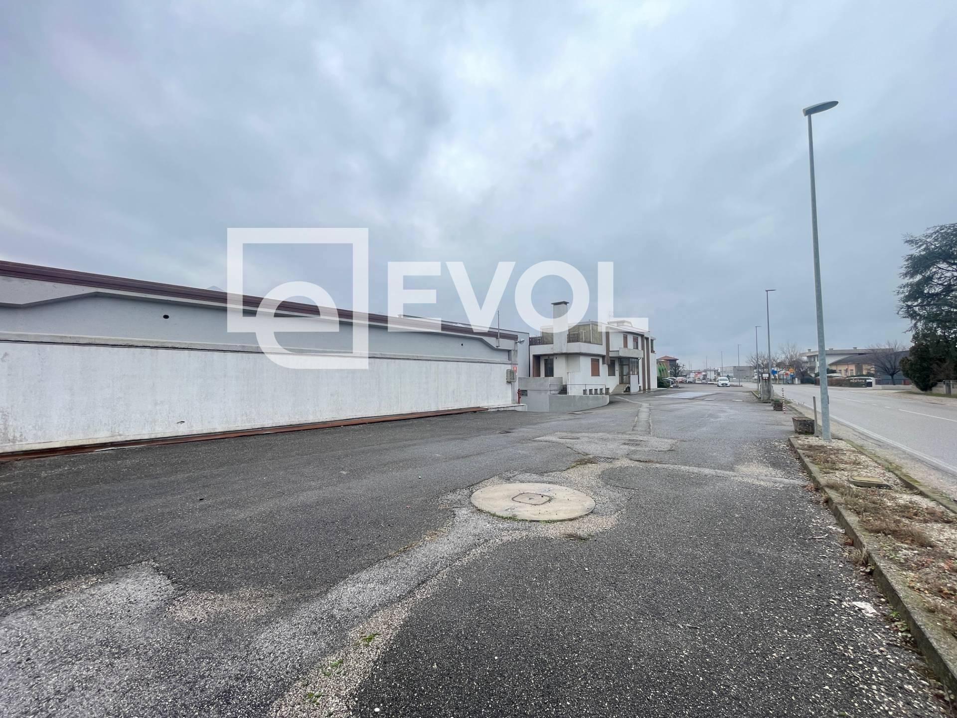 Capannone in vendita a Manzano