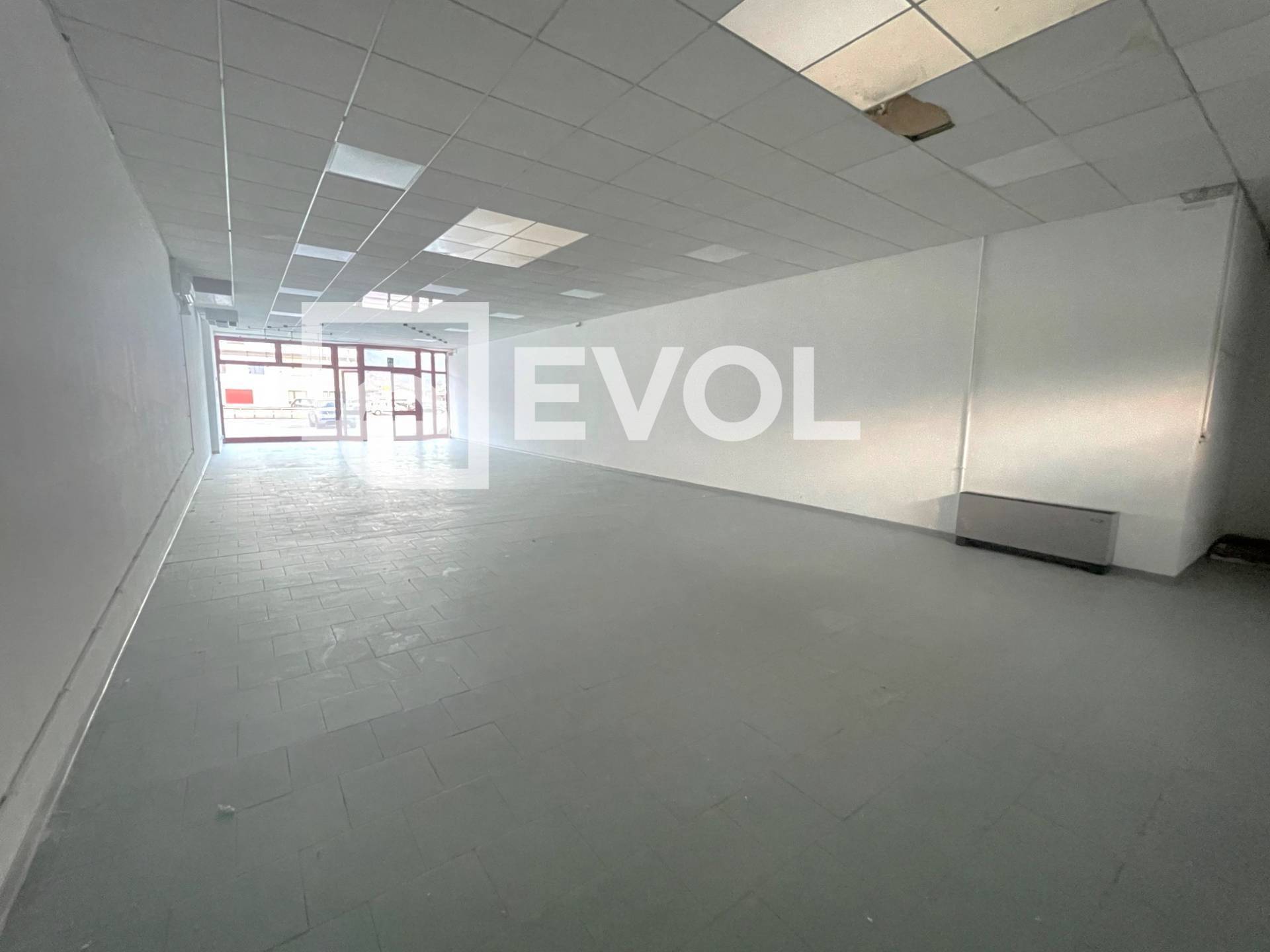 Locale commerciale in vendita a Gemona del Friuli