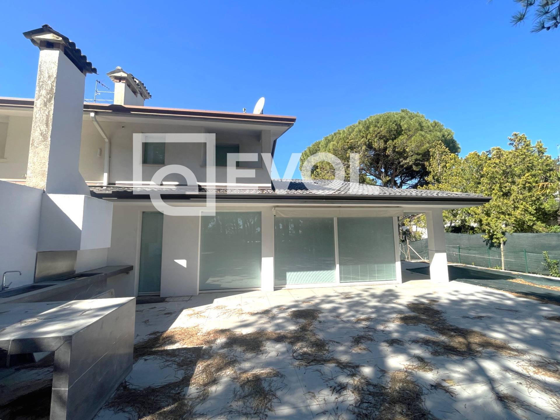 Villa in vendita a Lignano Sabbiadoro, Lignano Pineta