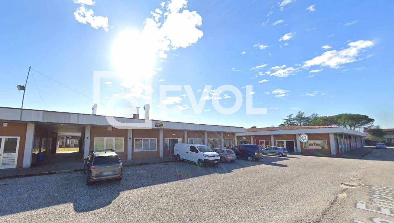 Locale commerciale in vendita a Corno di Rosazzo