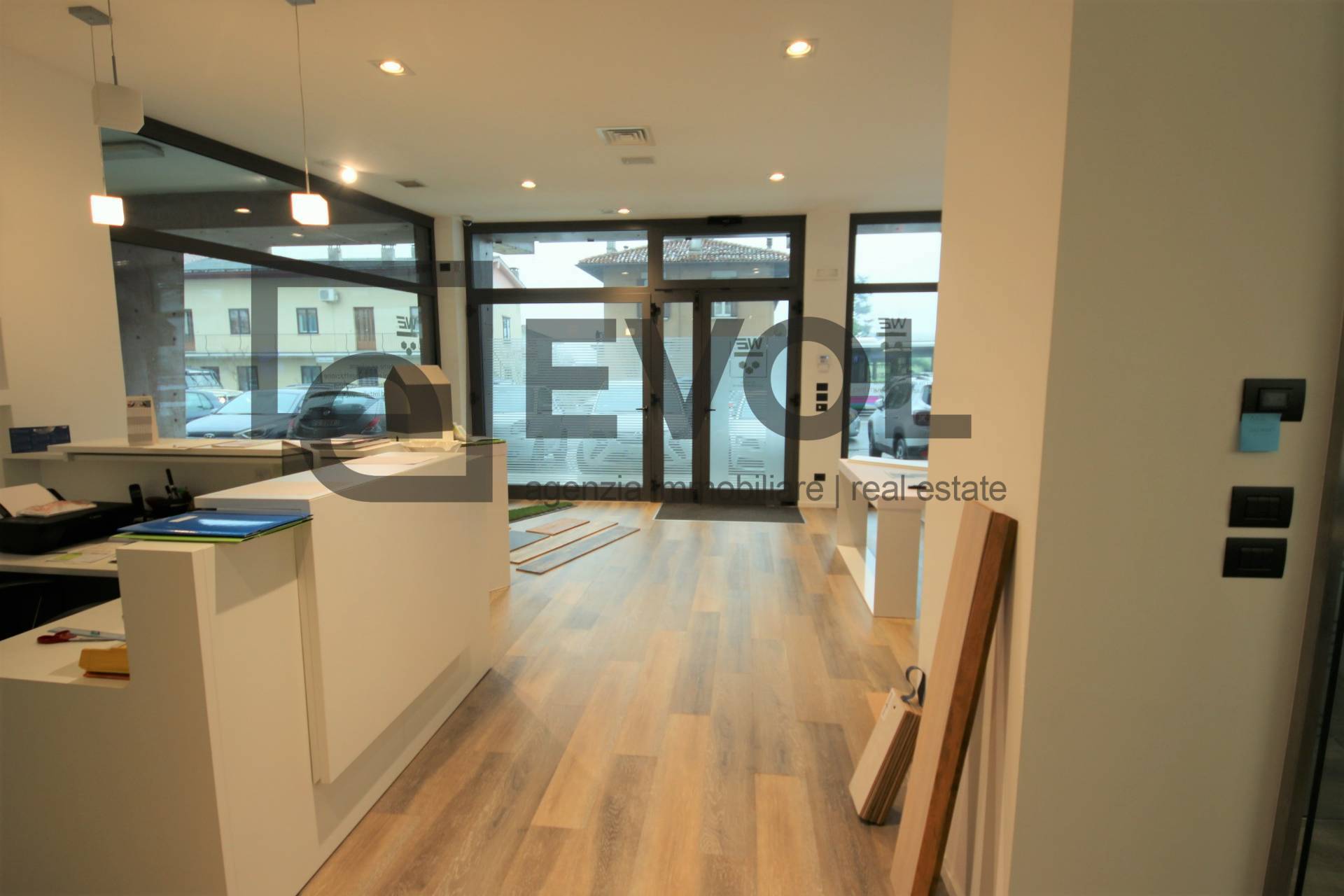 Locale commerciale in vendita a Pasian di Prato