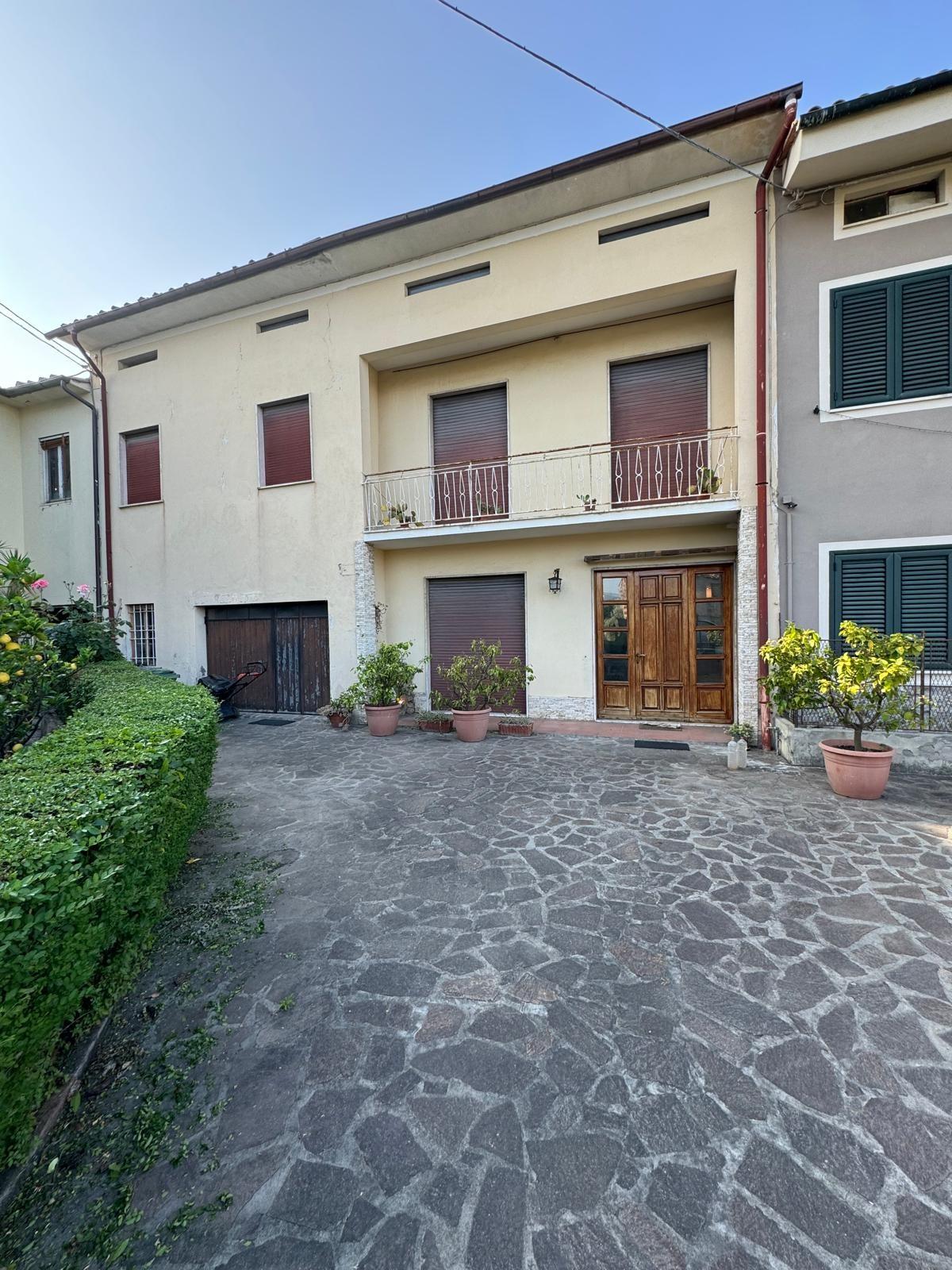 Casa indipendente con giardino, Capannori centro