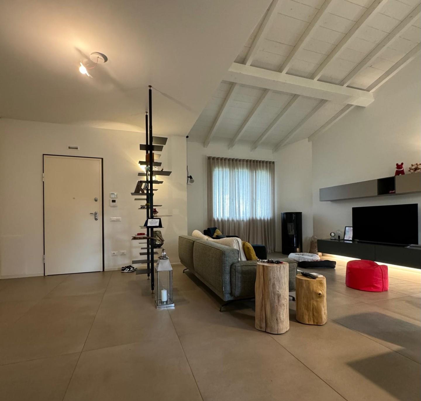 Villa con giardino, Capannori massa macinaia