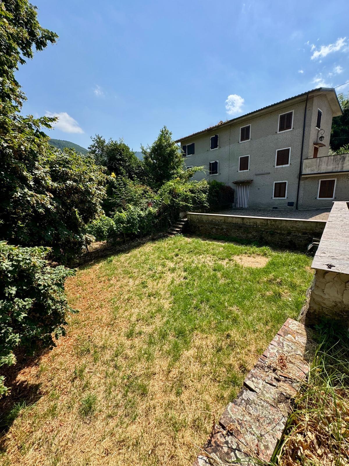 Villa Bifamiliare con giardino, Capannori colle di compito