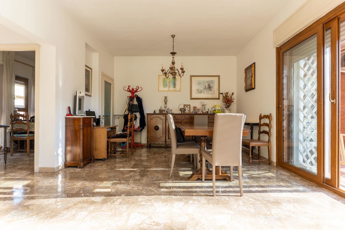 Quadrilocale con box a Roma