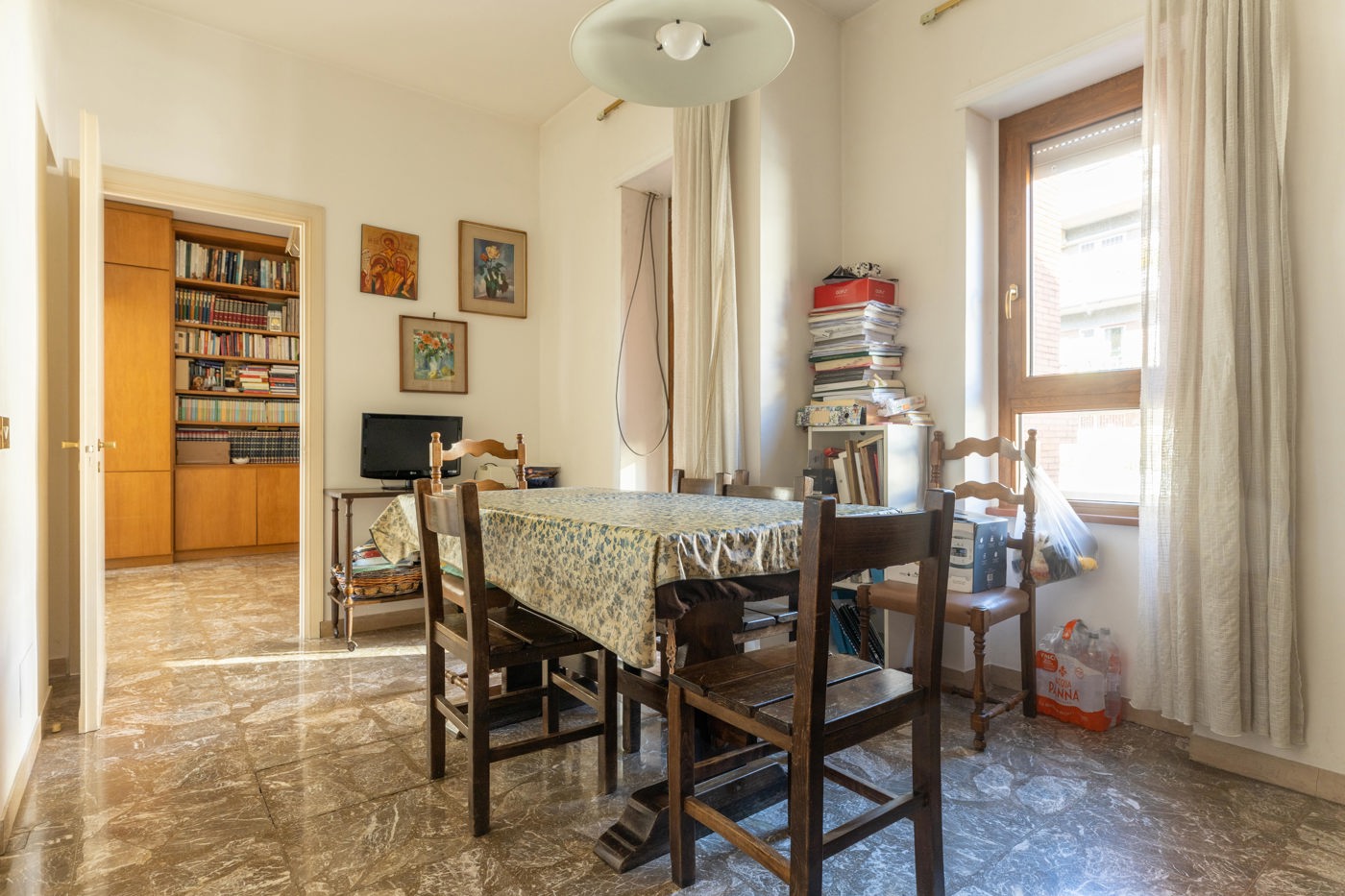 Quadrilocale con box a Roma