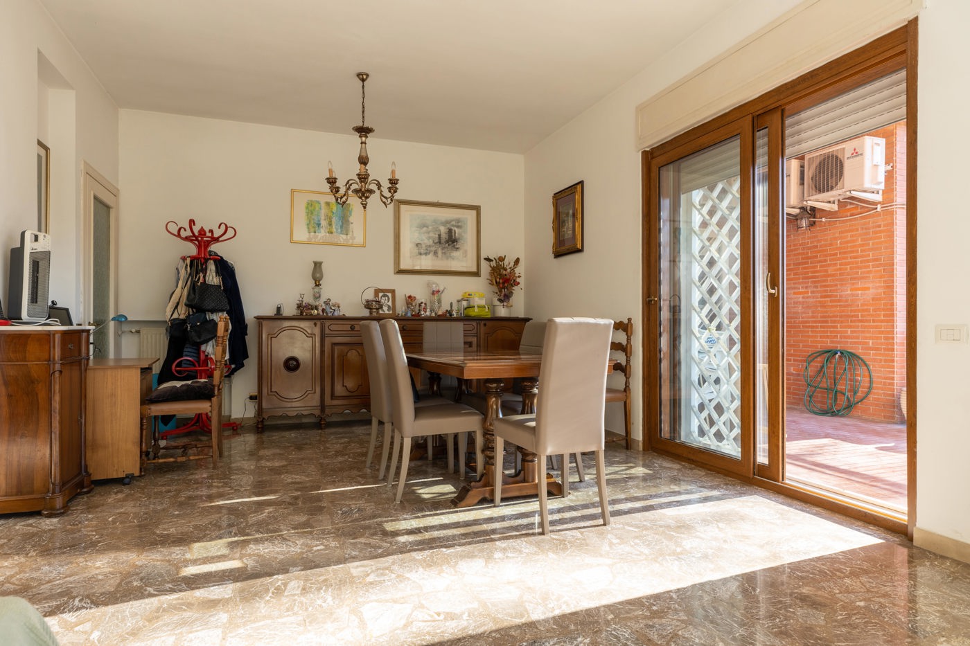 Quadrilocale con box a Roma