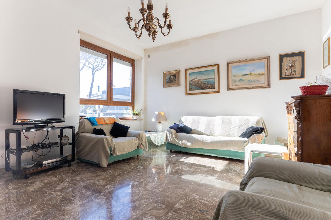 Quadrilocale con box a Roma