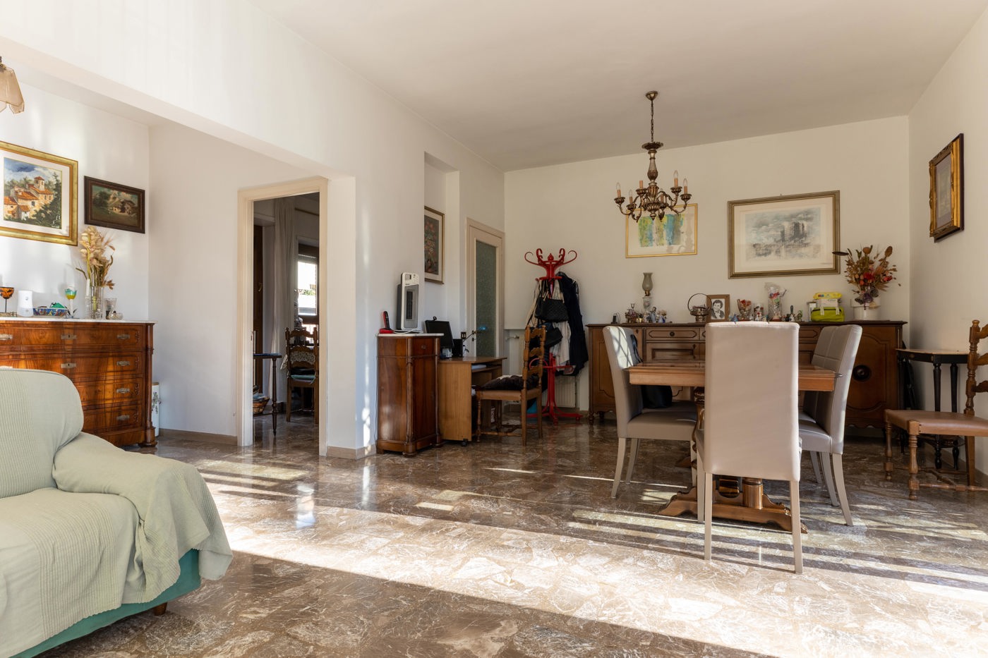 Quadrilocale con box a Roma