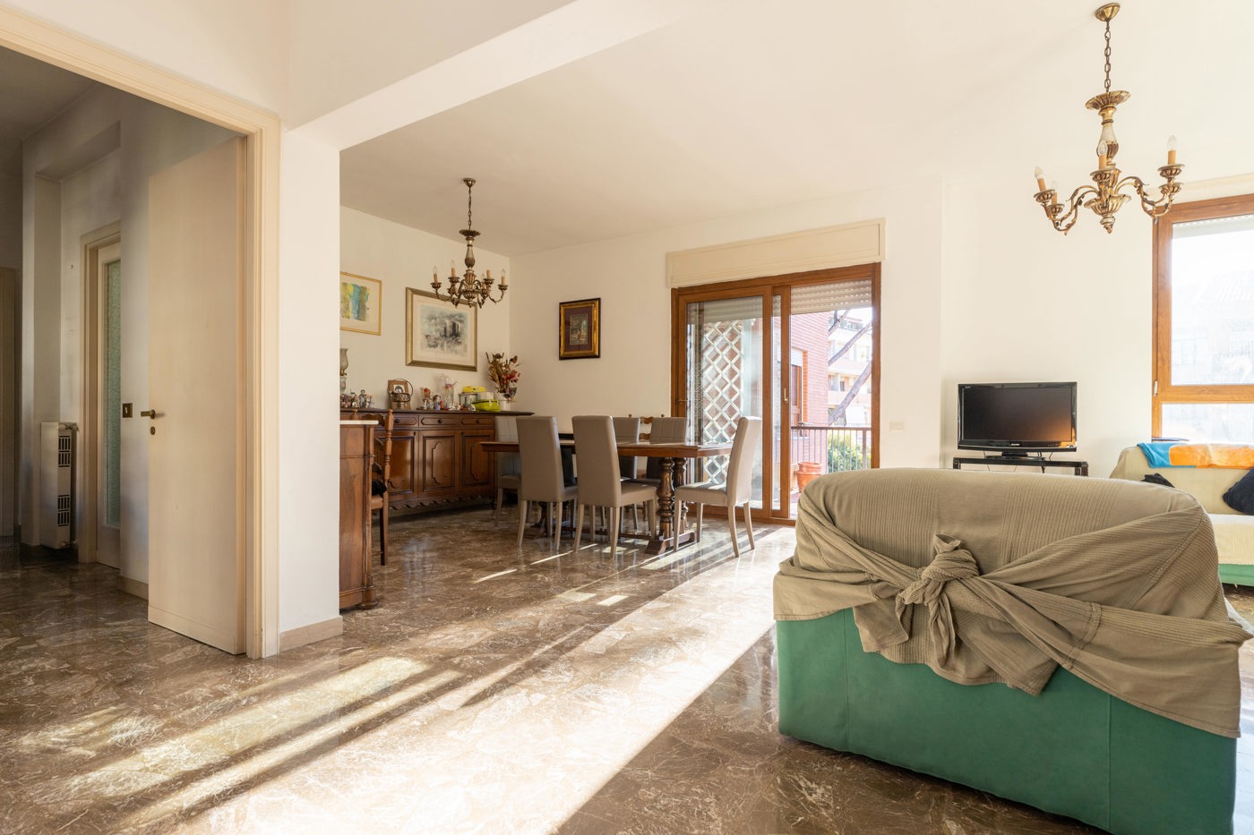 Quadrilocale con box a Roma