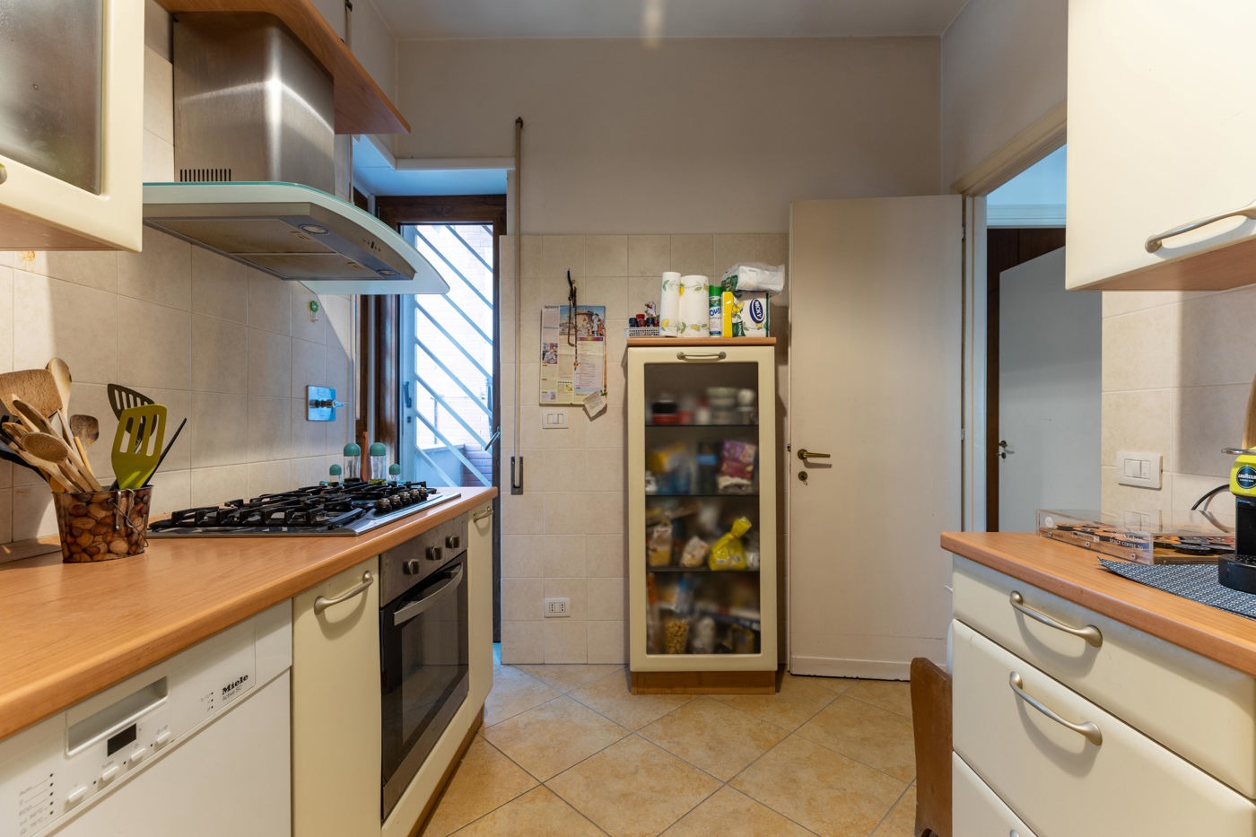 Quadrilocale con box a Roma