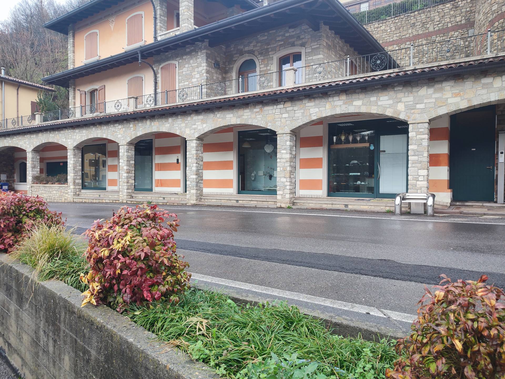 Locale commerciale in affitto a Viadanica