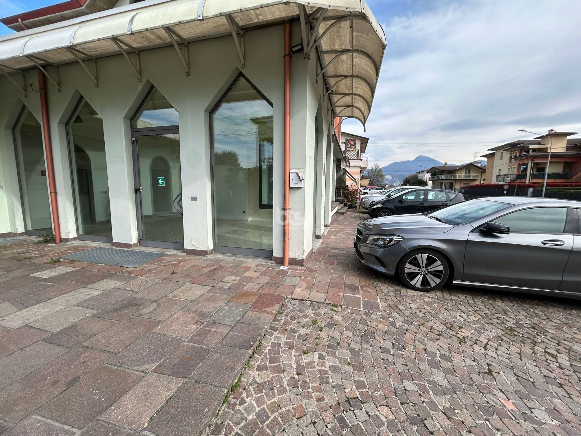 Locale commerciale in vendita a Capriolo