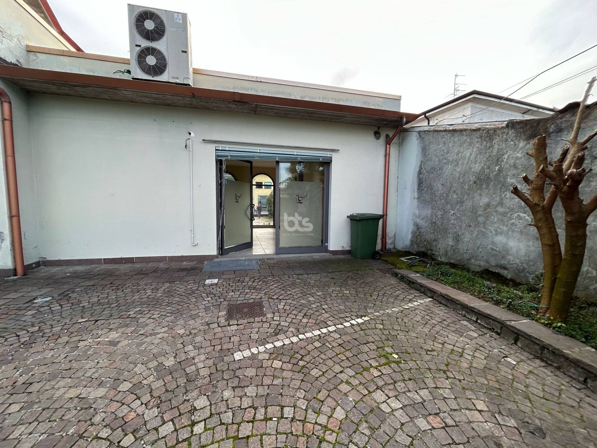 Locale commerciale in vendita a Capriolo