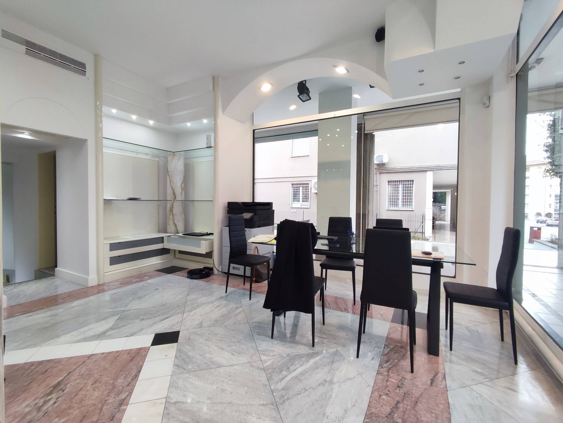 Attivit commerciale in affitto a Sarnico