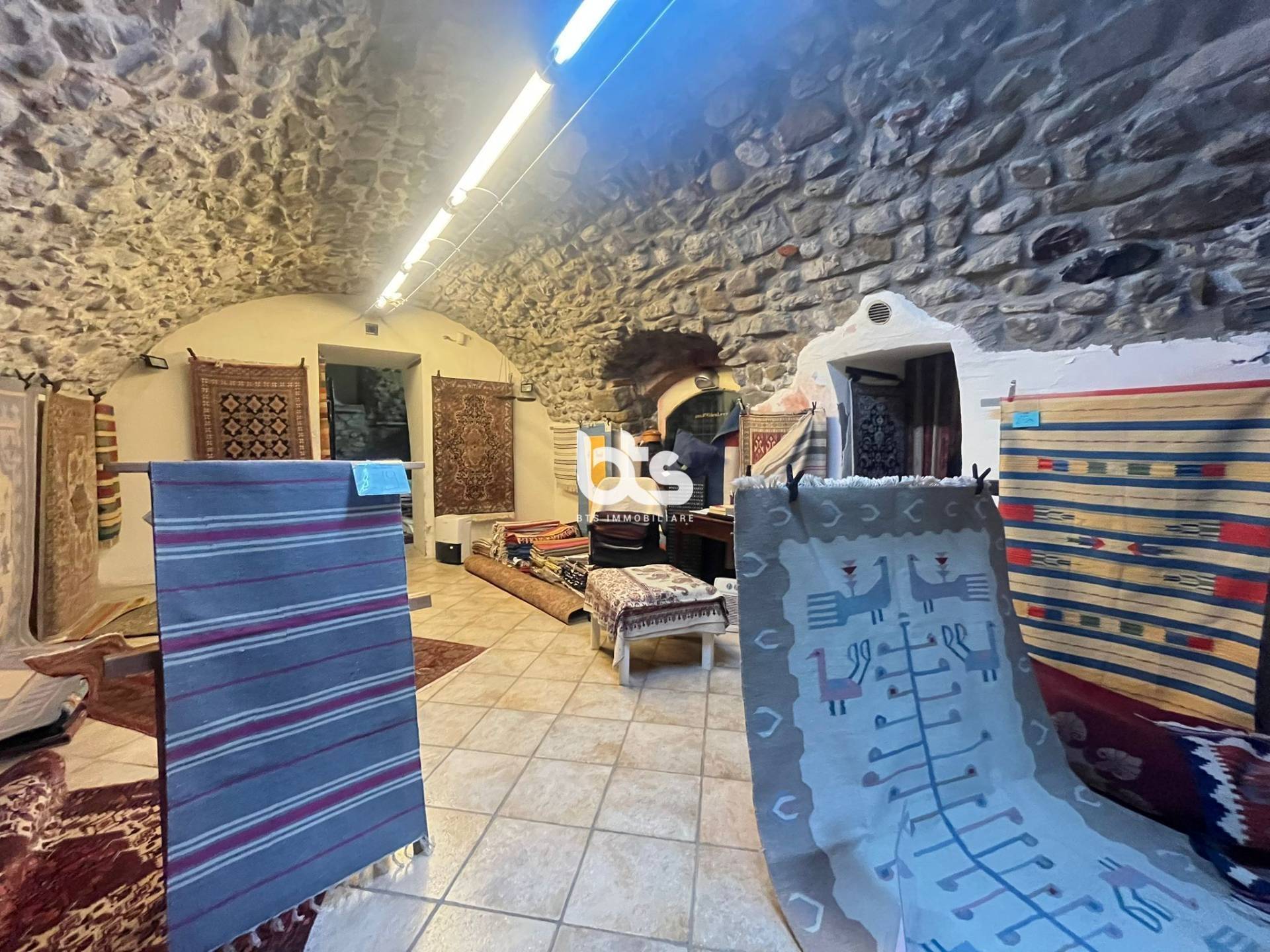 Locale commerciale in vendita a Sarnico