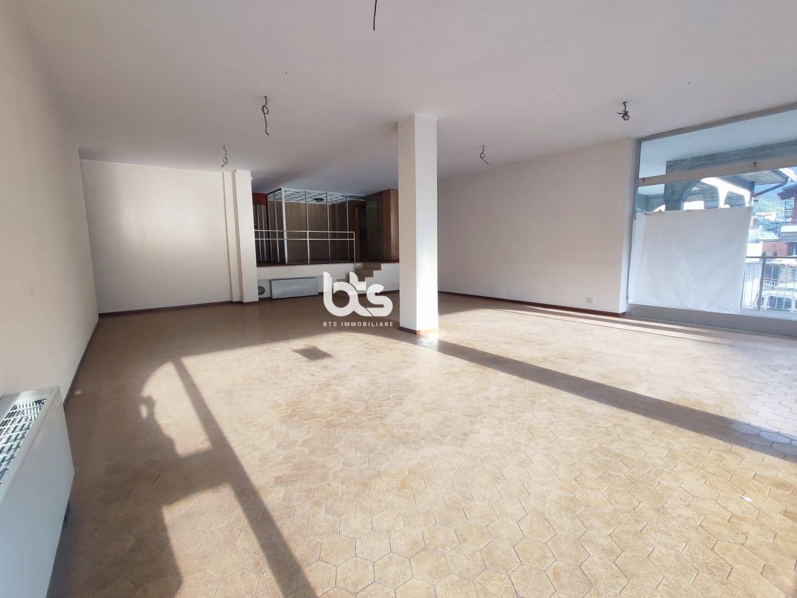 Locale commerciale in vendita a Costa Volpino