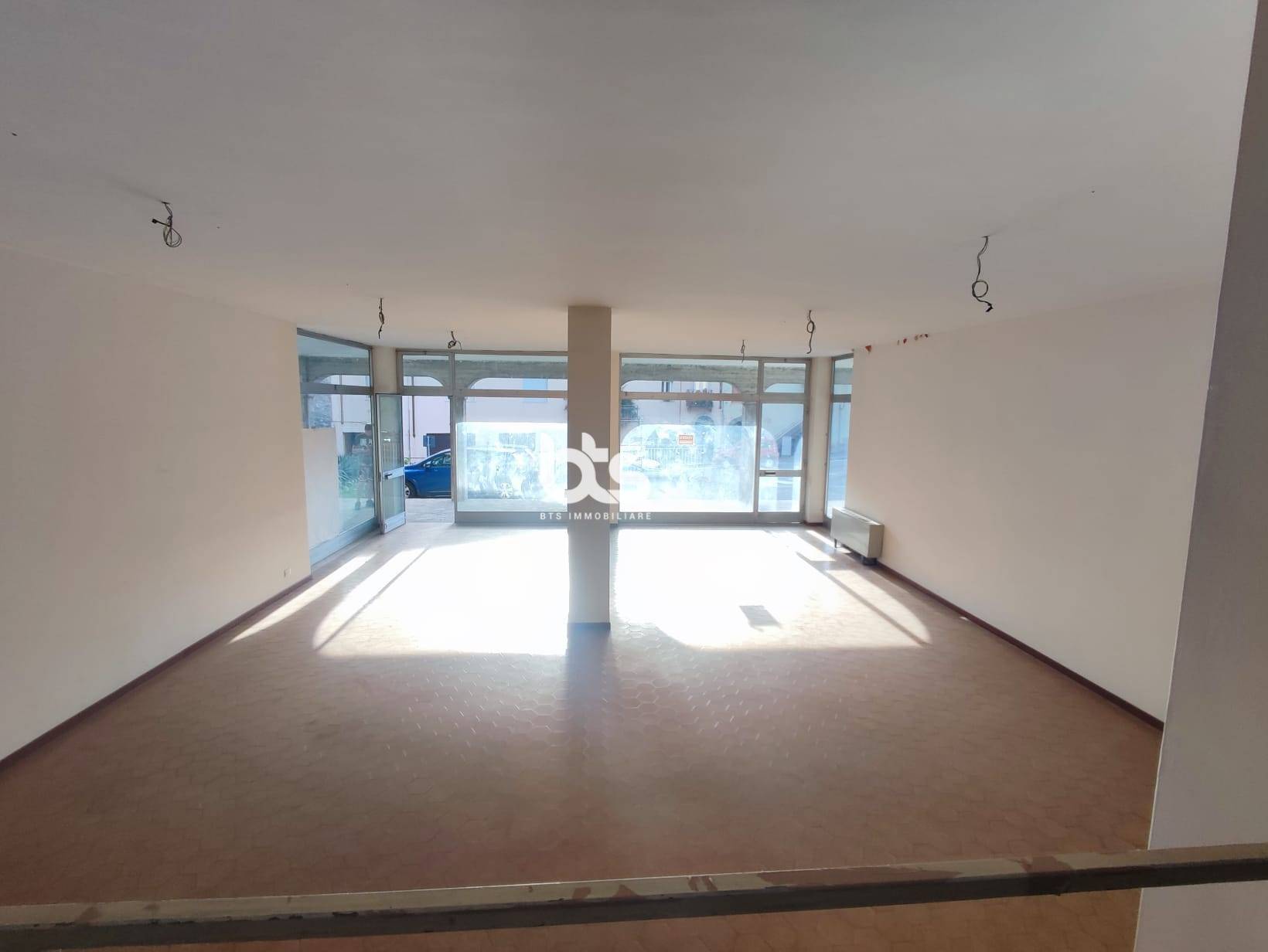 Locale commerciale in vendita a Costa Volpino