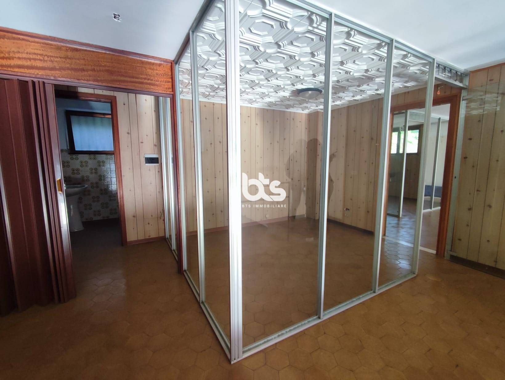 Locale commerciale in vendita a Costa Volpino