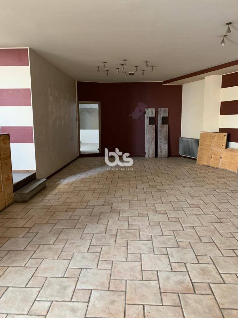 Locale commerciale in affitto a Lovere