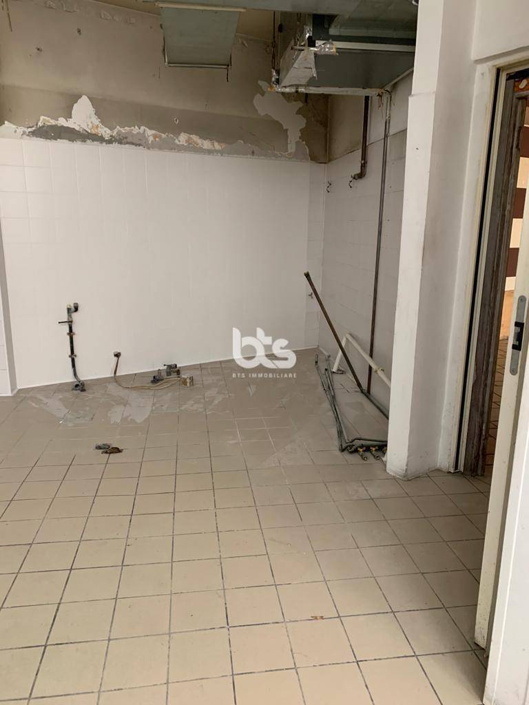 Locale commerciale in affitto a Lovere