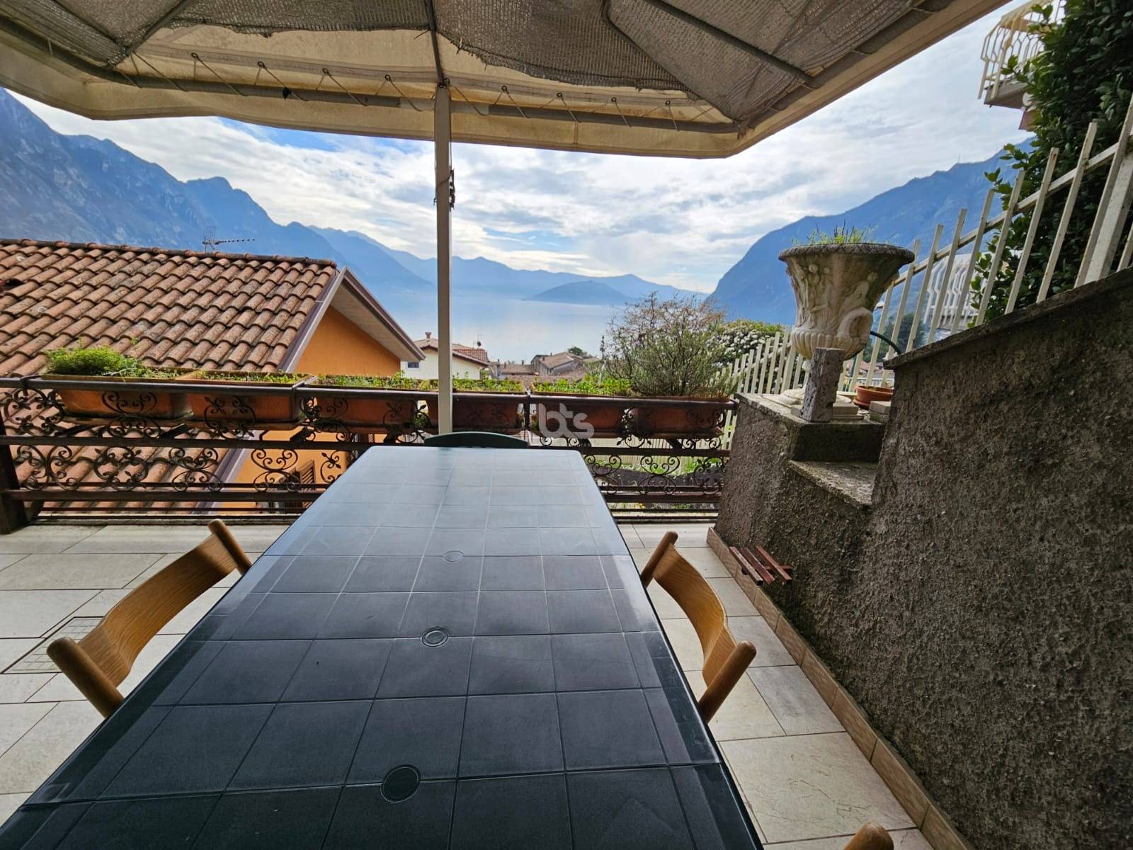 Appartamento in vendita a Riva di Solto