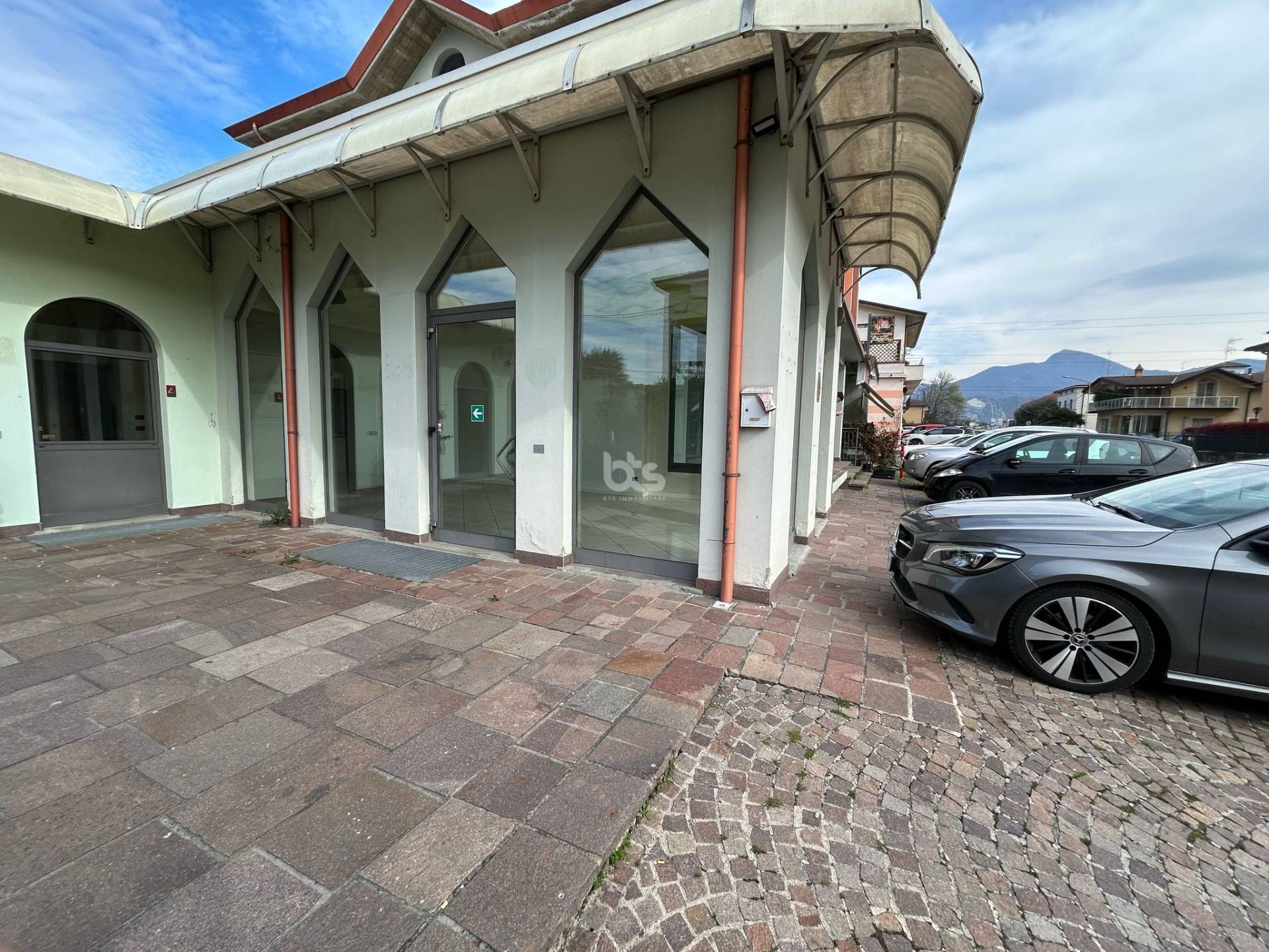 Locale commerciale in vendita a Capriolo