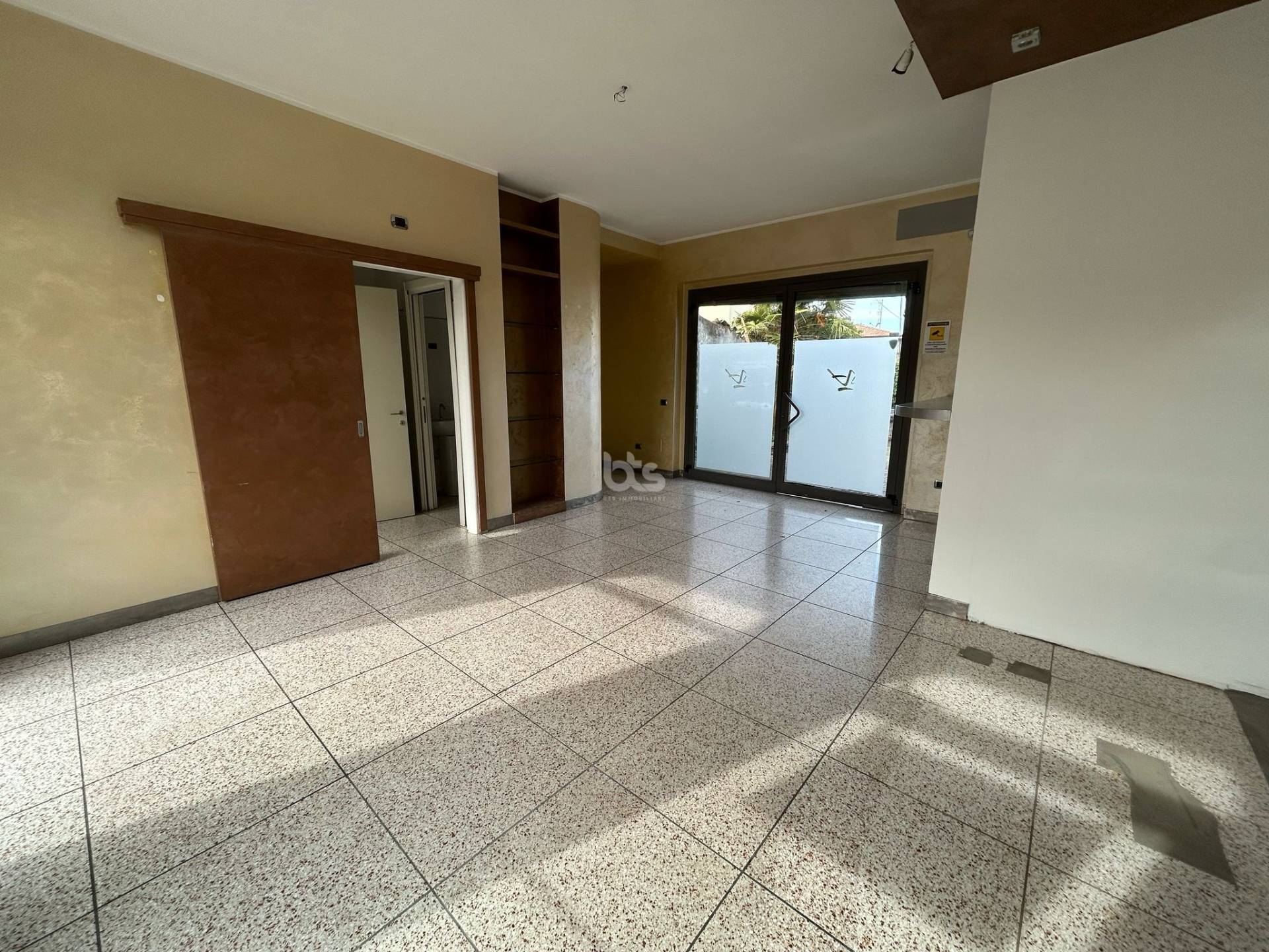 Locale commerciale in vendita a Capriolo