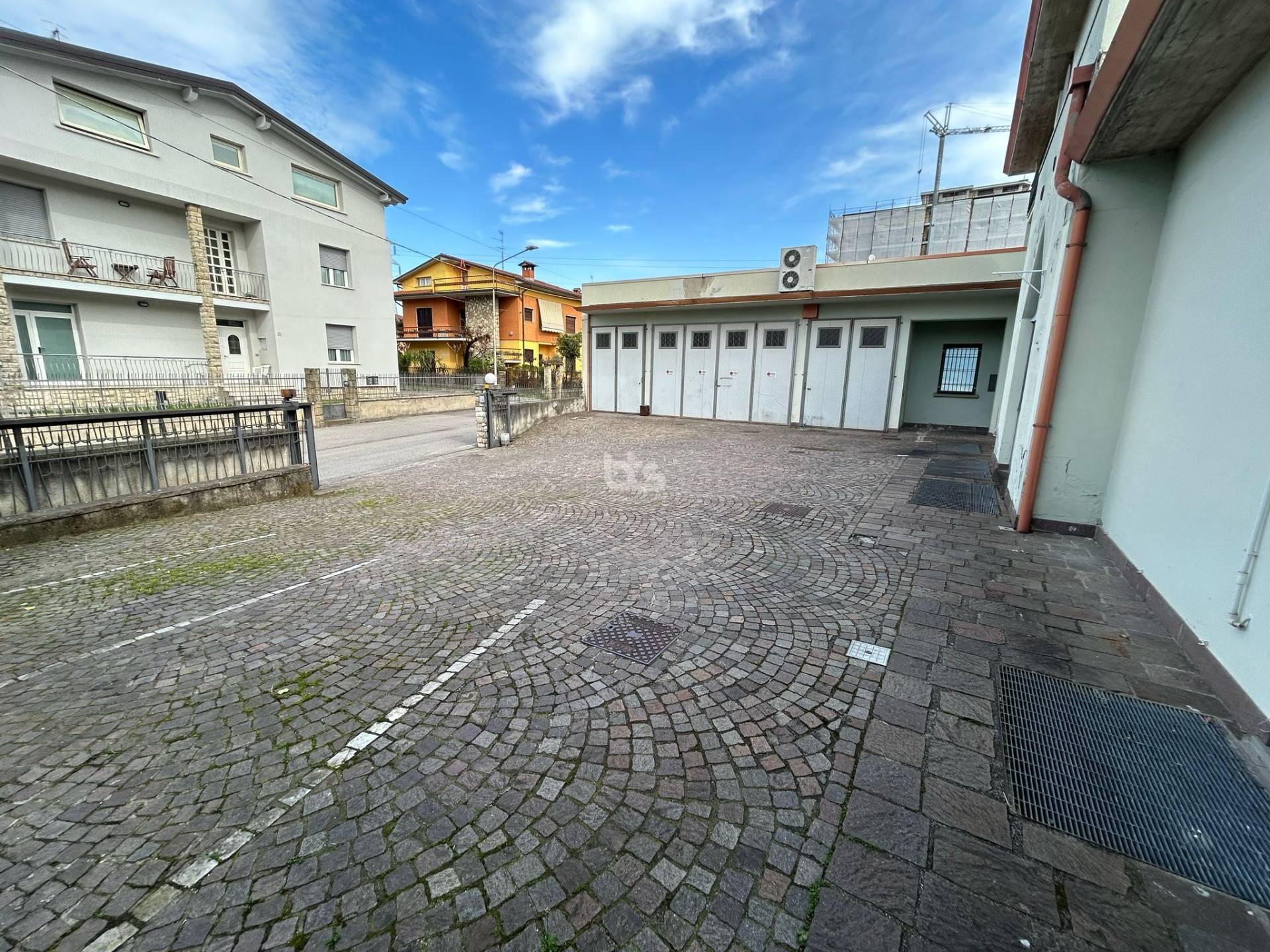 Locale commerciale in vendita a Capriolo