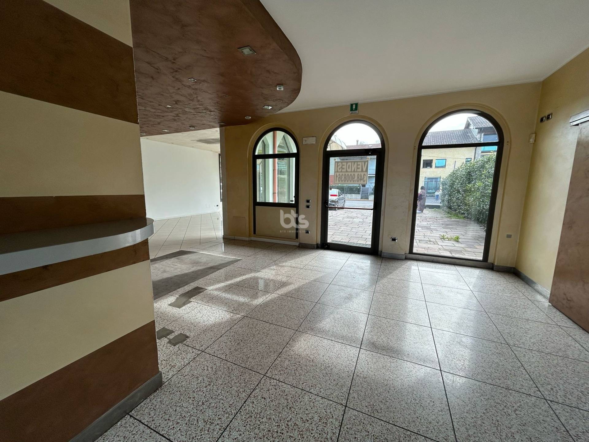 Locale commerciale in vendita a Capriolo