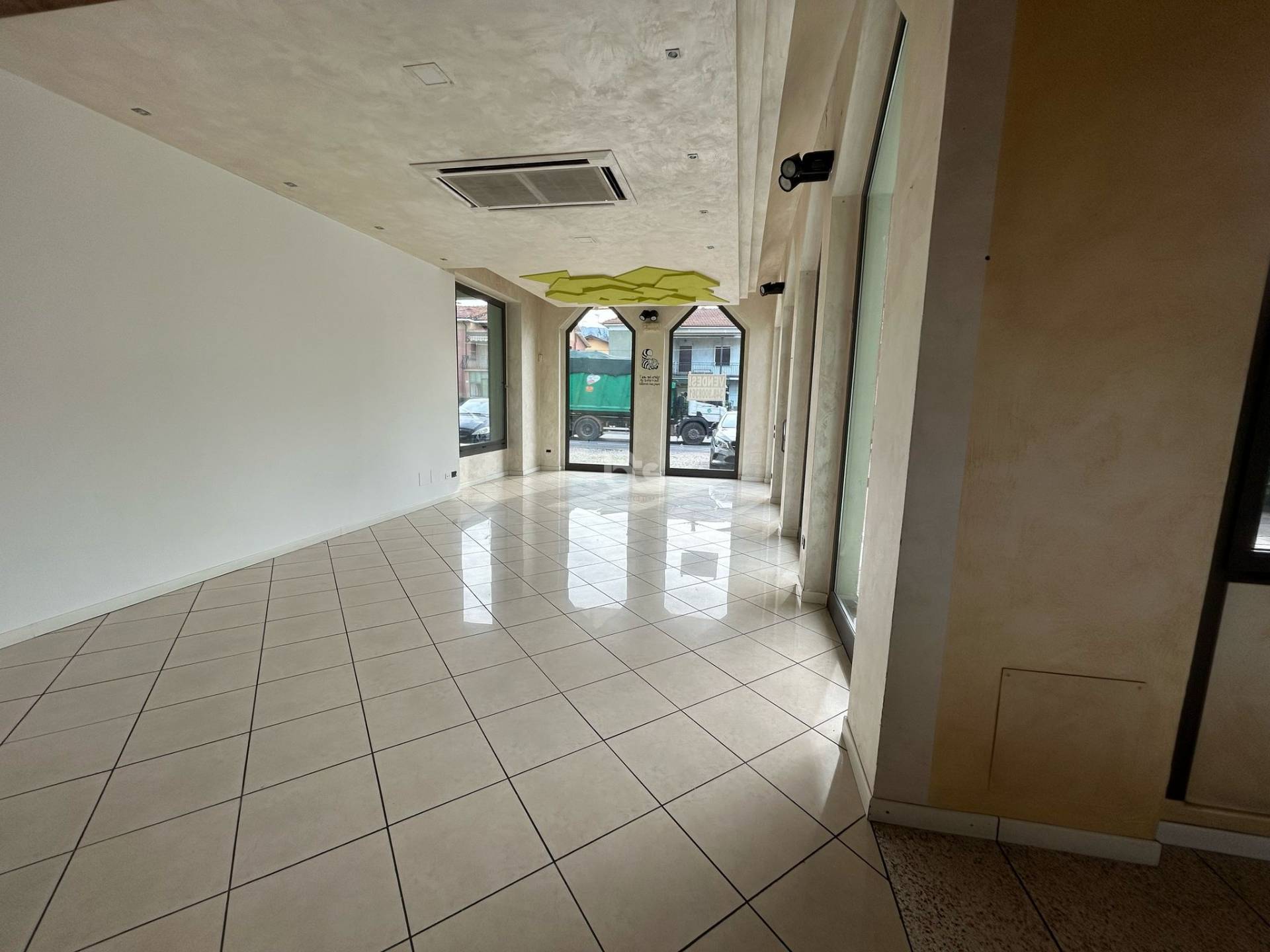 Locale commerciale in vendita a Capriolo