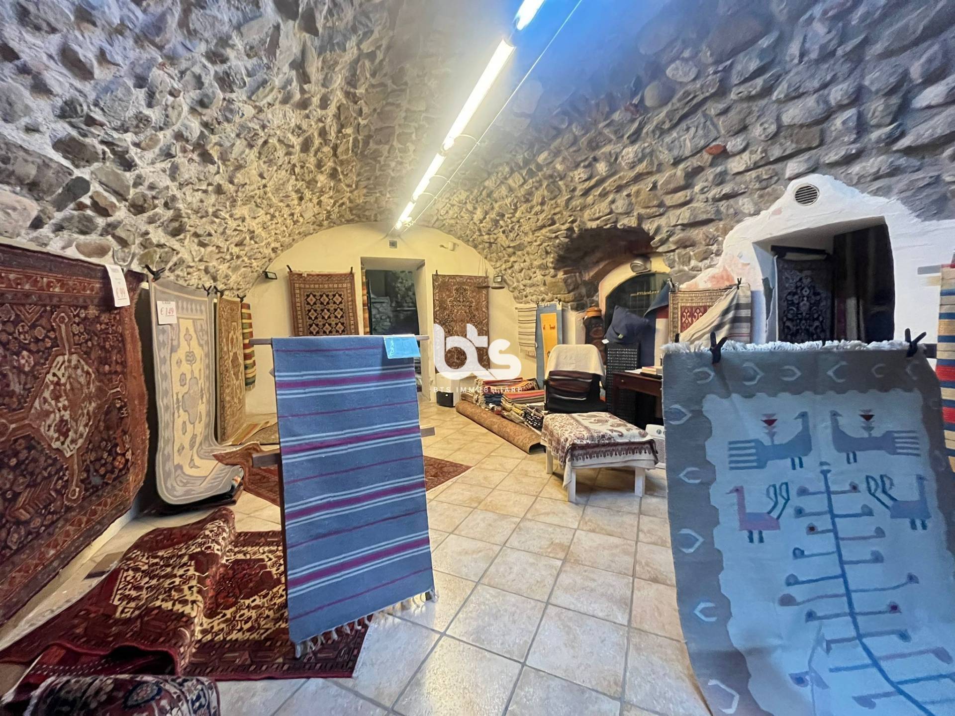 Locale commerciale in vendita a Sarnico