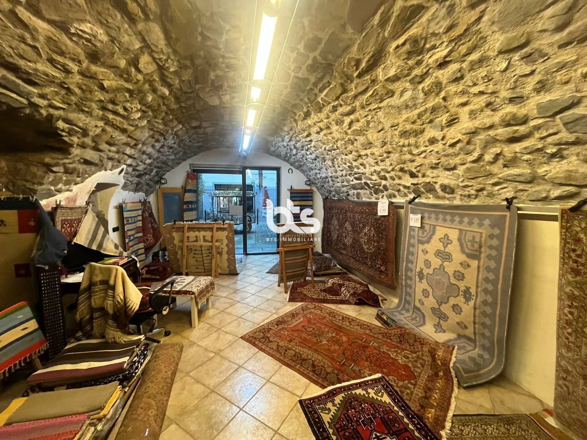 Locale commerciale in vendita a Sarnico