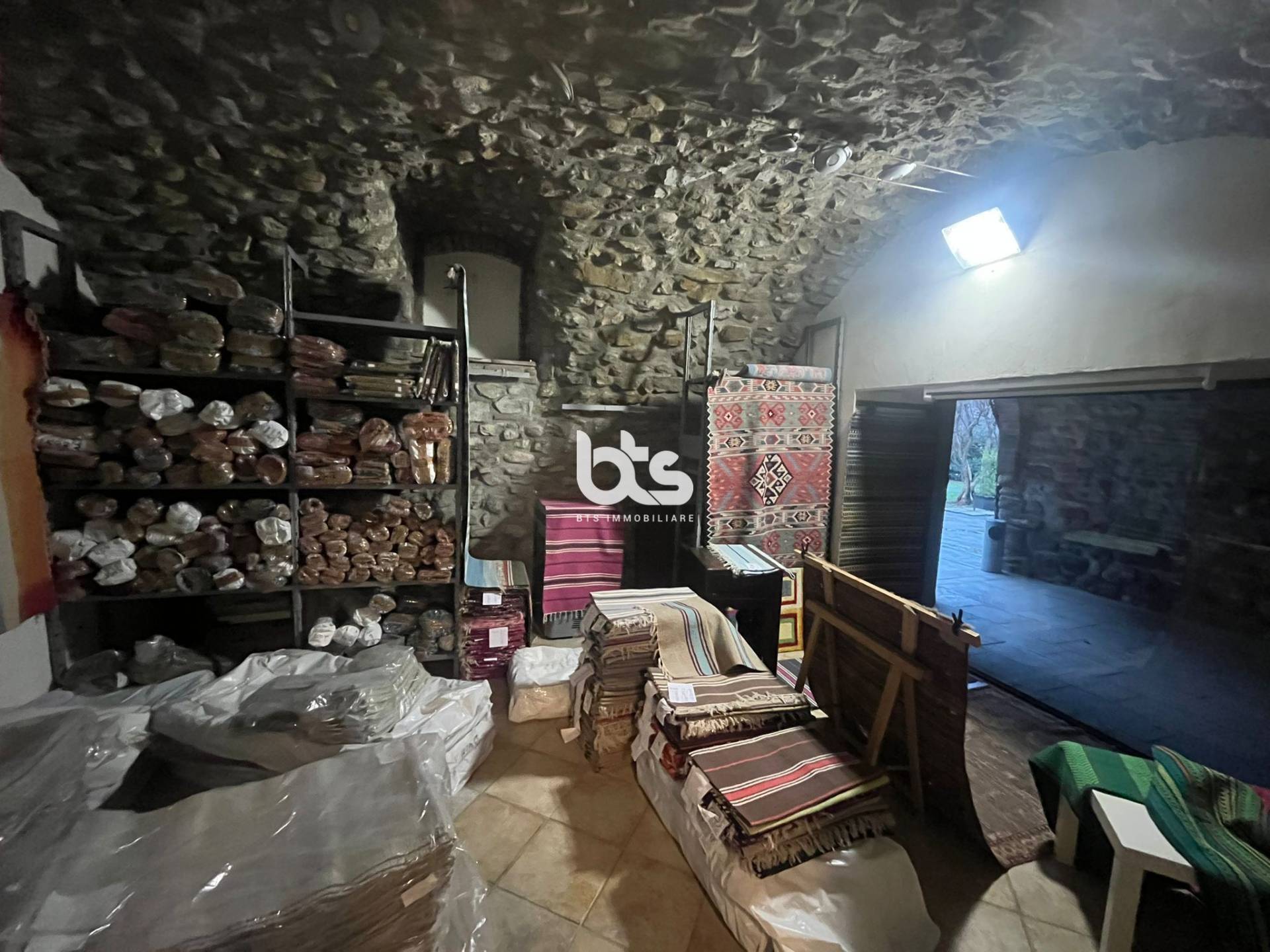 Locale commerciale in vendita a Sarnico