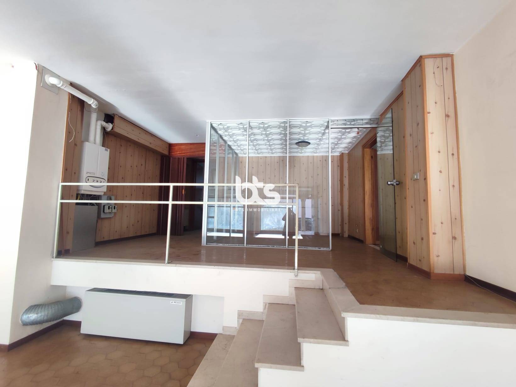 Locale commerciale in vendita a Costa Volpino