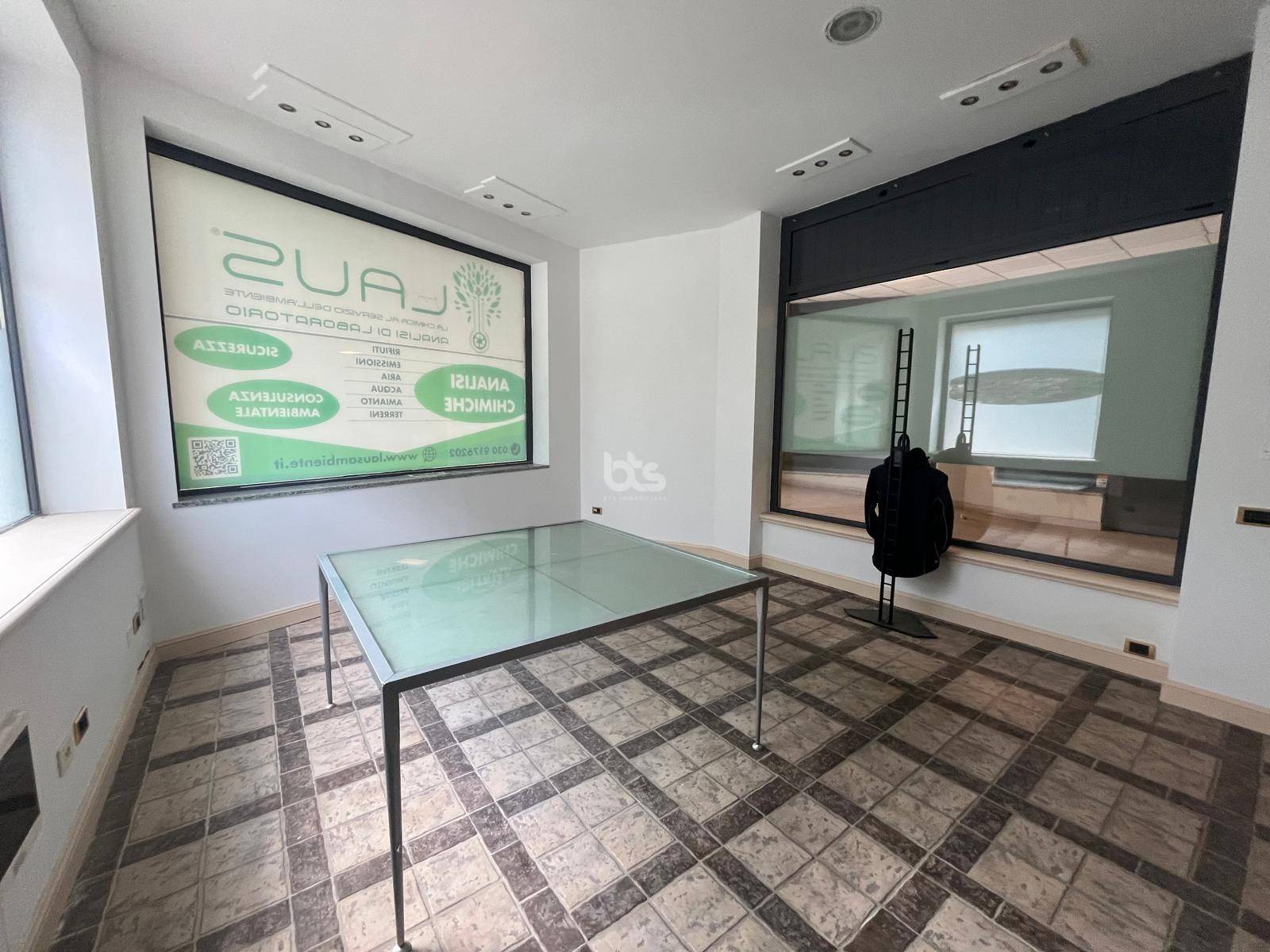 Locale commerciale in vendita a Sarnico