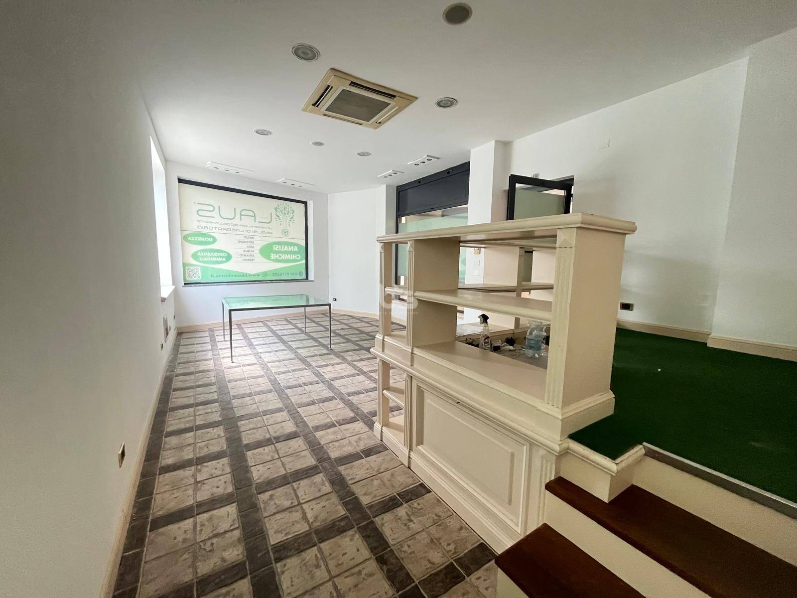 Locale commerciale in vendita a Sarnico