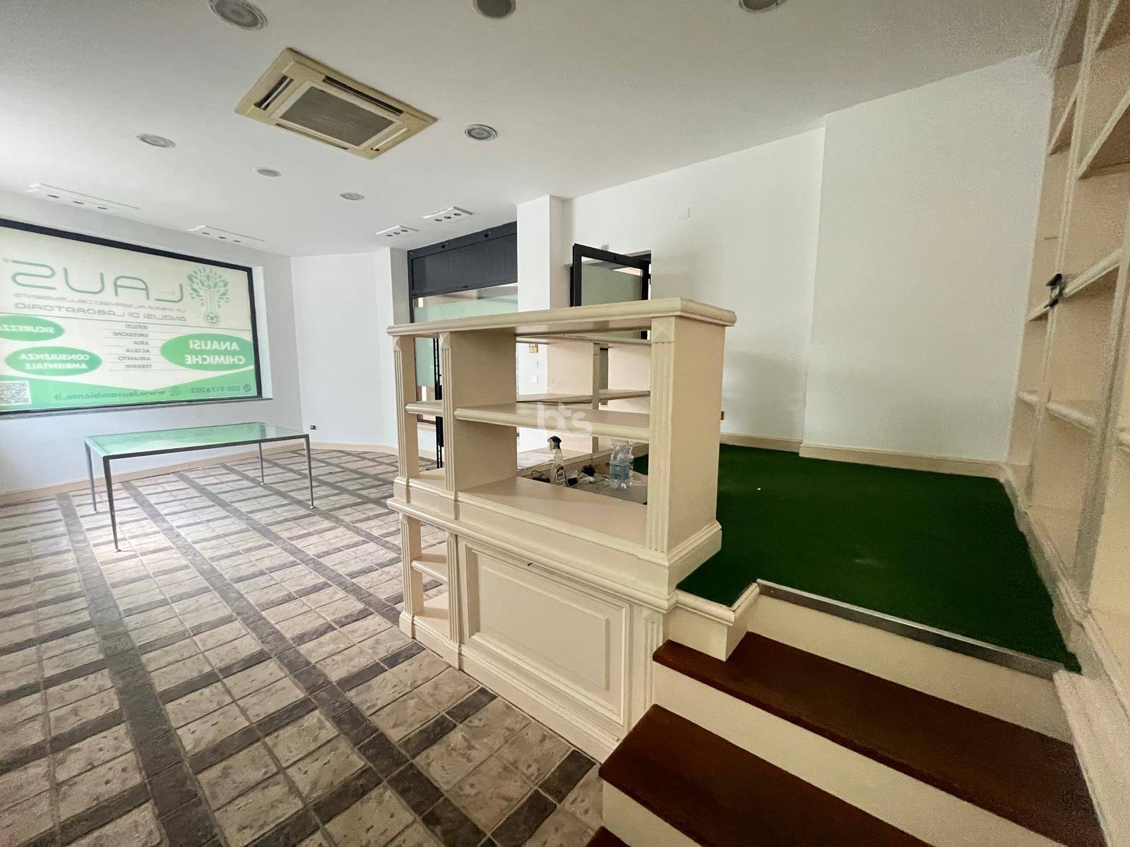 Locale commerciale in vendita a Sarnico