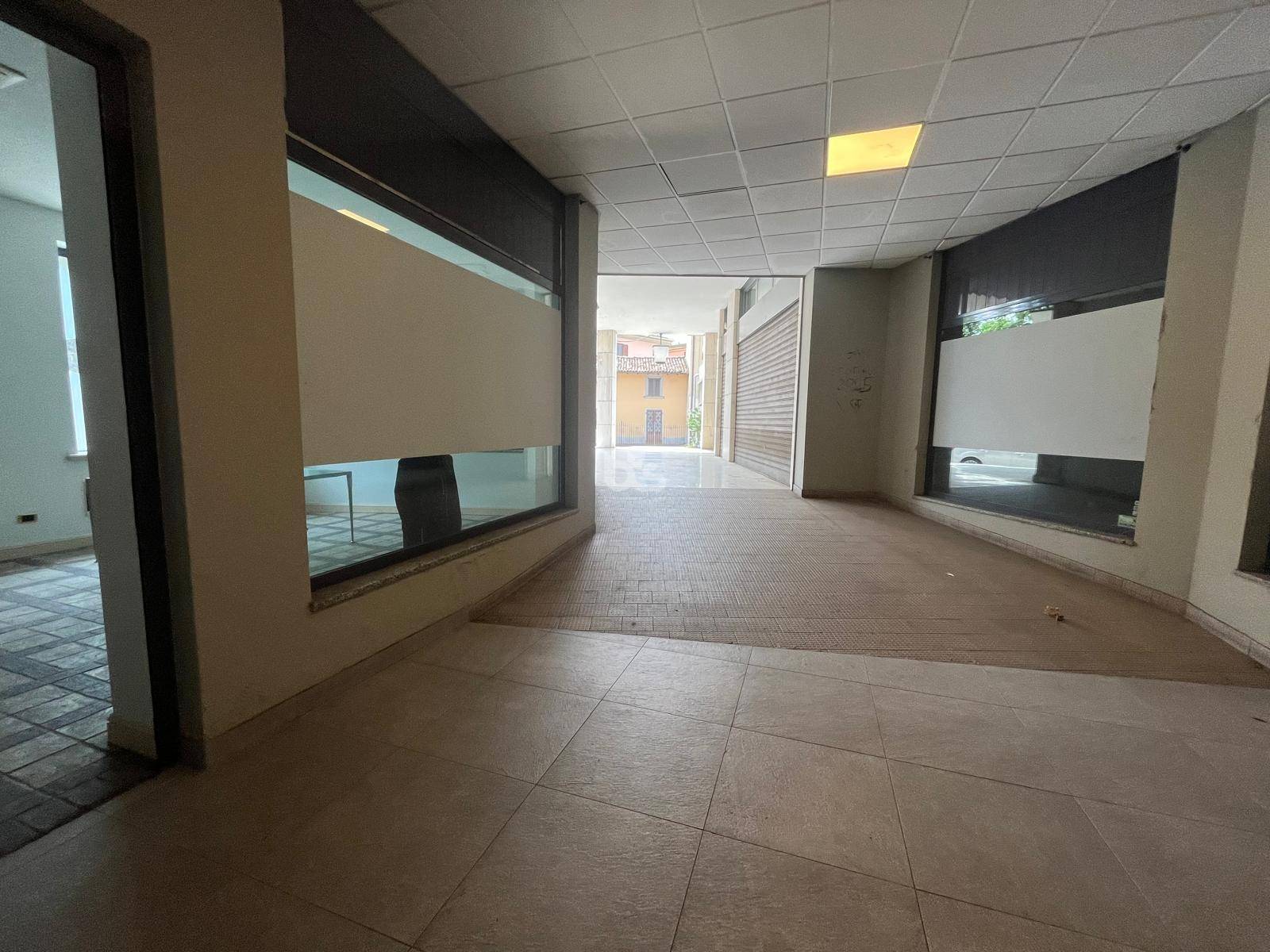 Locale commerciale in vendita a Sarnico