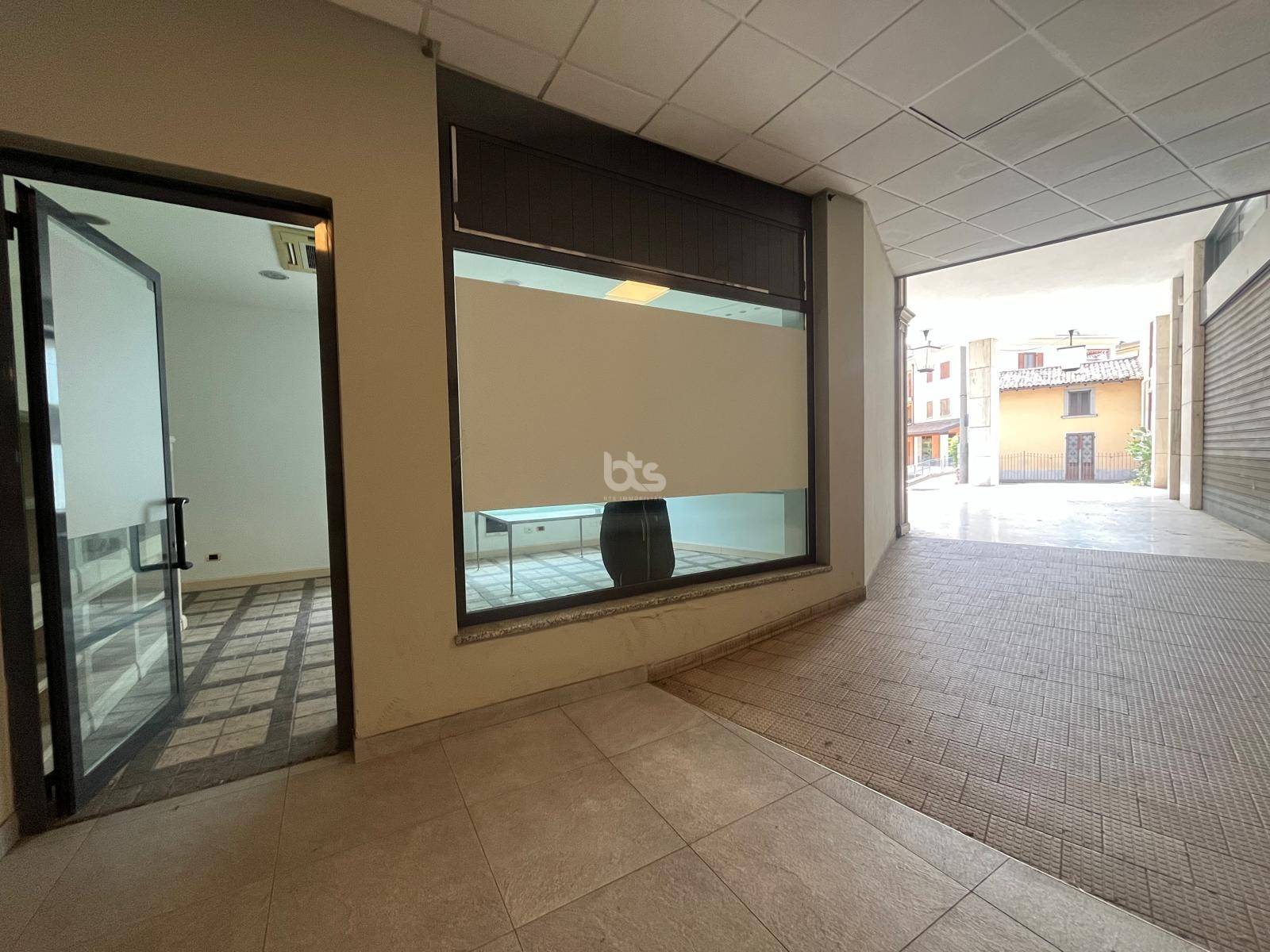 Locale commerciale in vendita a Sarnico