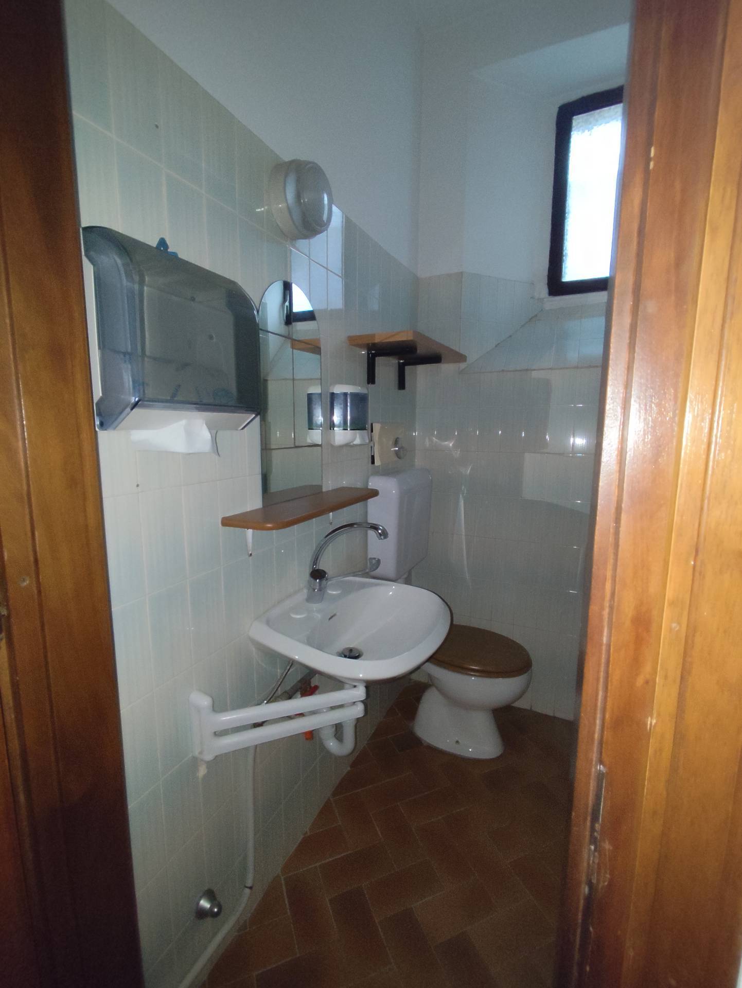 Attivit commerciale in affitto a Predore