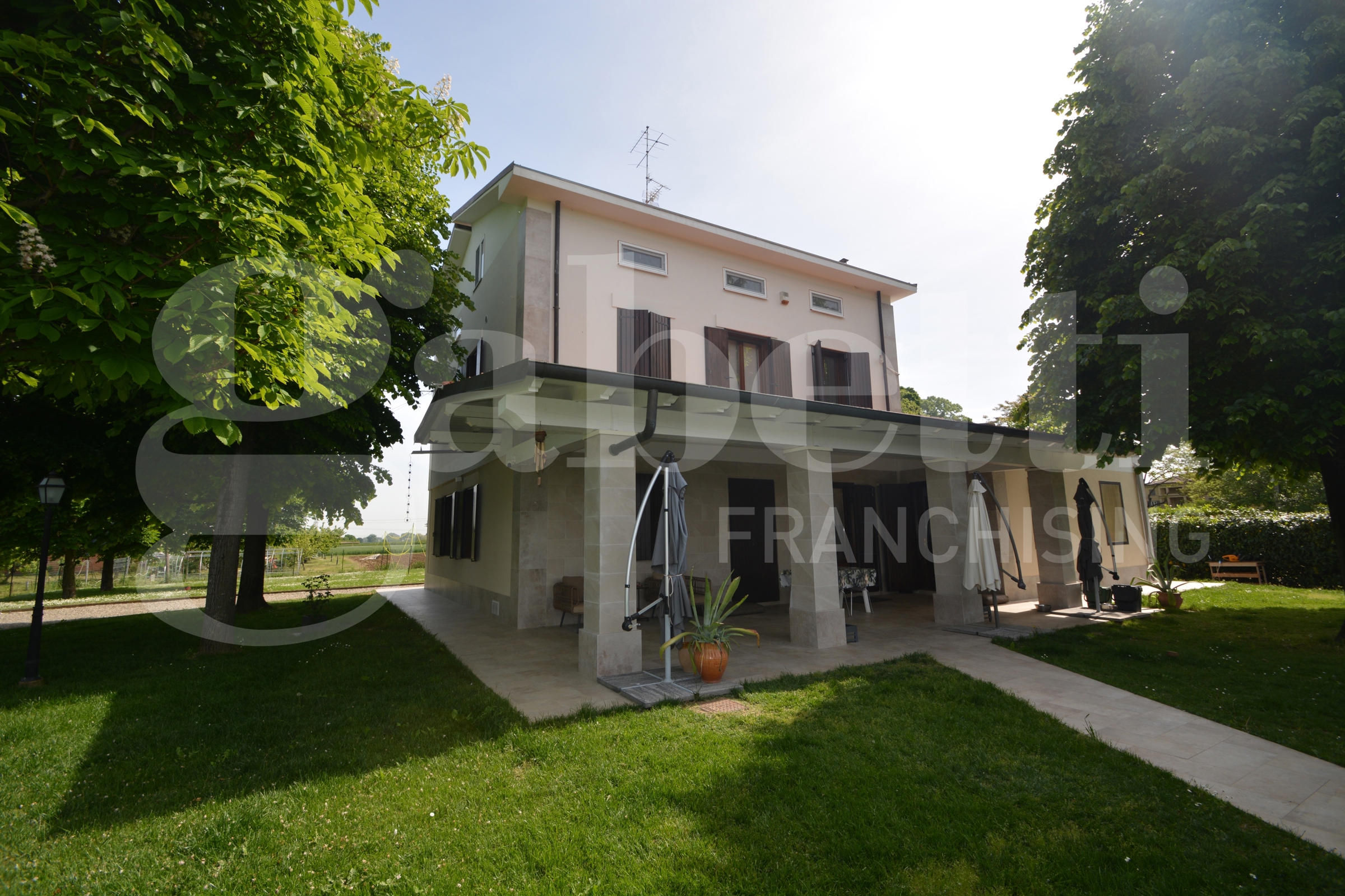 Villa con giardino a Modena