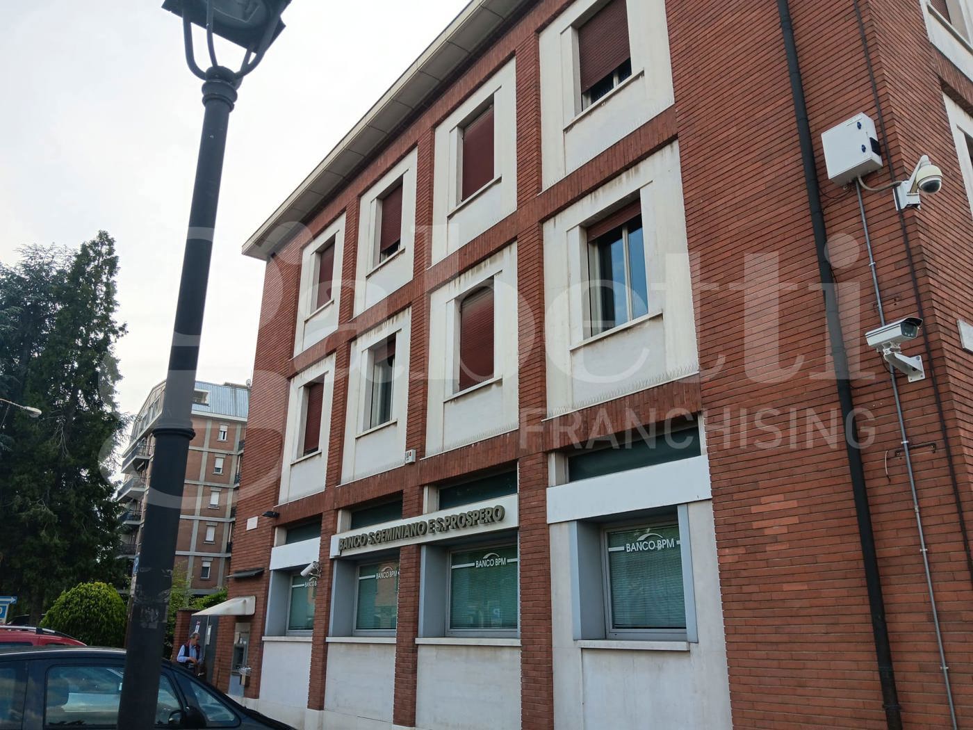 Stabile/Palazzo con box doppio a Bagnolo in Piano
