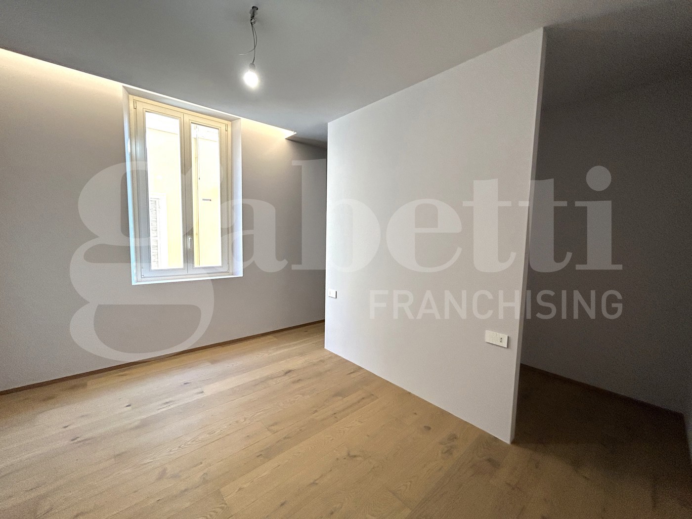 Quadrilocale con box a Modena