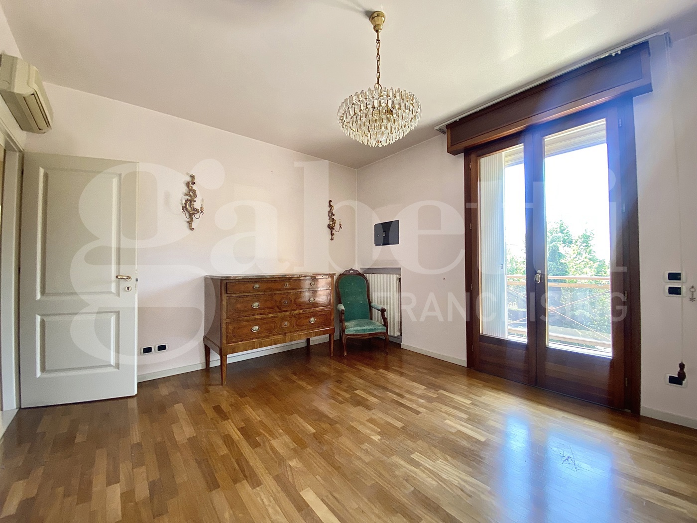 Attico ristrutturato a Modena