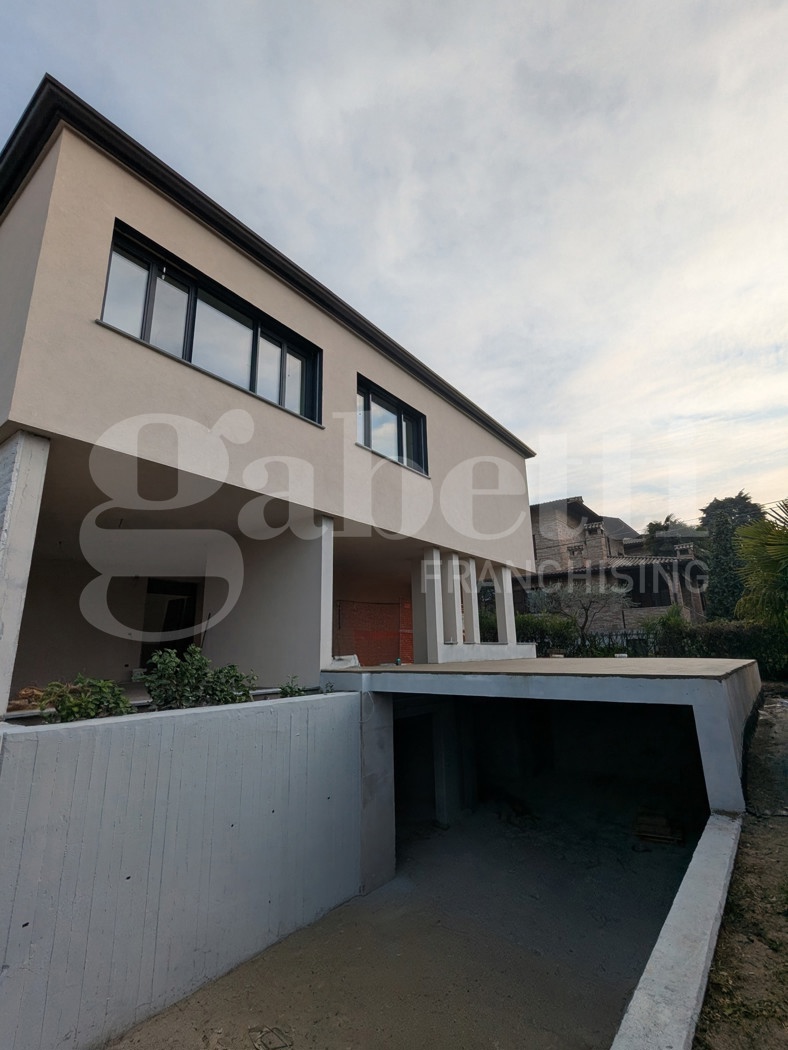 Villa Bifamiliare con giardino a Modena